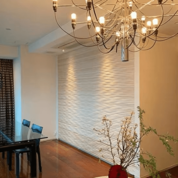 วอลเปเปอร์ลายไม้ สีขาวโทนเรียบหรูในห้องรับประทานอาหาร