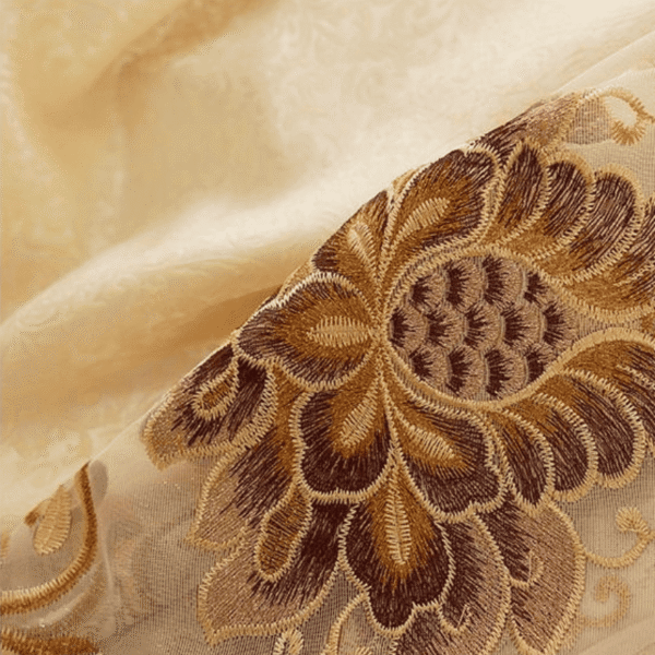 ลายปักละเอียดบนผ้าม่านคอร์ทิน่า